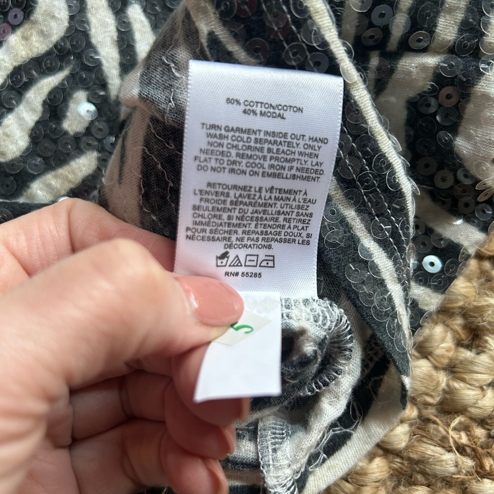 6️⃣for $3️⃣0️⃣‼️ Zebra Top from Express NWT - Picture 4 of 5